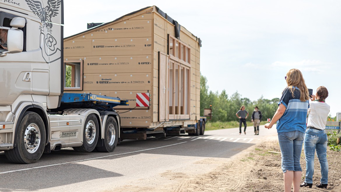 Transport d’une micro-maison (© Chiela van Meerwijk) Transport d’une micro-maison (© Chiela van Meerwijk)