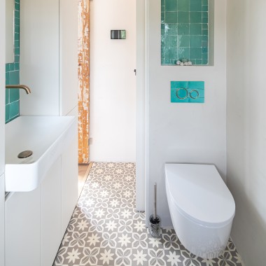 Tout pour la petite salle de bains : WC, plaque de déclenchement et vasque à poser sont de Geberit (© Chiela van Meerwijk) Tout pour la petite salle de bains : WC, plaque de déclenchement et vasque à poser sont de Geberit (© Chiela van Meerwijk)