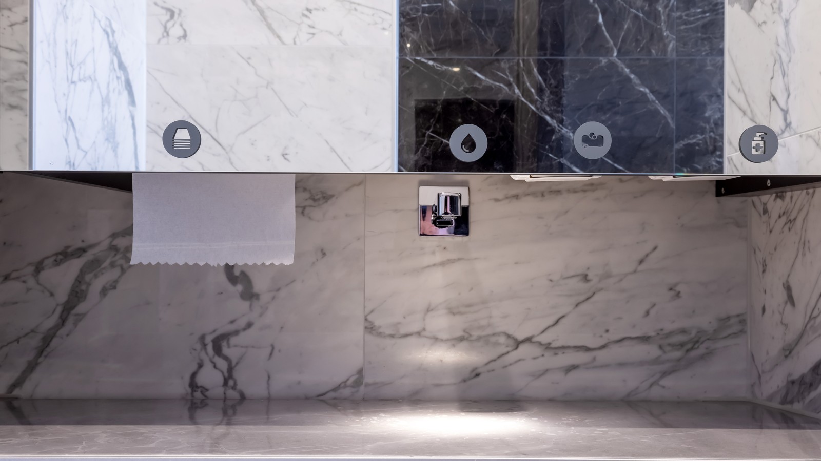 Conception sophistiquée : derrière le carrelage grand format des lavabos, la canivelle de douche CleanLine20 assure l’évacuation de l’eau (© Opernhaus Chemnitz / Nasser Hashemi)