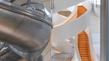 À l’intérieur de la tour, un imposant escalier en colimaçon relie les étages. Si vous le souhaitez, vous pouvez utiliser un toboggan pour descendre (© Adrian Deweerdt, Arles) À l’intérieur de la tour, un imposant escalier en colimaçon relie les étages. Si vous le souhaitez, vous pouvez utiliser un toboggan pour descendre (© Adrian Deweerdt, Arles)
