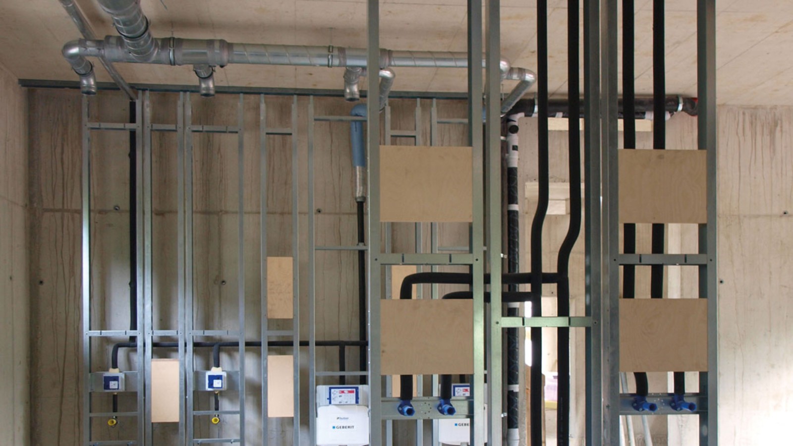 Nécessitant un nombre réduit de colonnes de chute, l’installation est relativement peu encombrante. © Geberit Nécessitant un nombre réduit de colonnes de chute, l’installation est relativement peu encombrante. © Geberit