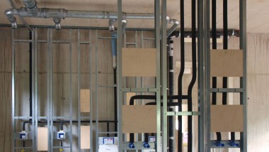 Nécessitant un nombre réduit de colonnes de chute, l’installation est relativement peu encombrante. © Geberit Nécessitant un nombre réduit de colonnes de chute, l’installation est relativement peu encombrante. © Geberit
