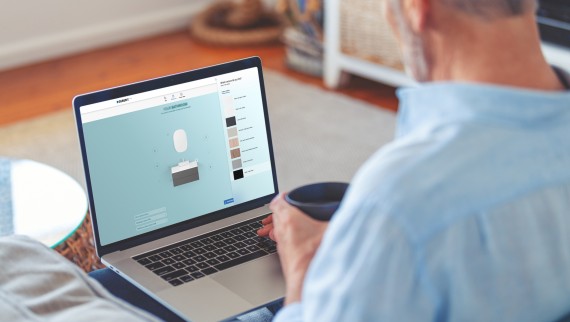 Femme imaginant l’espace lavabo de ses rêves