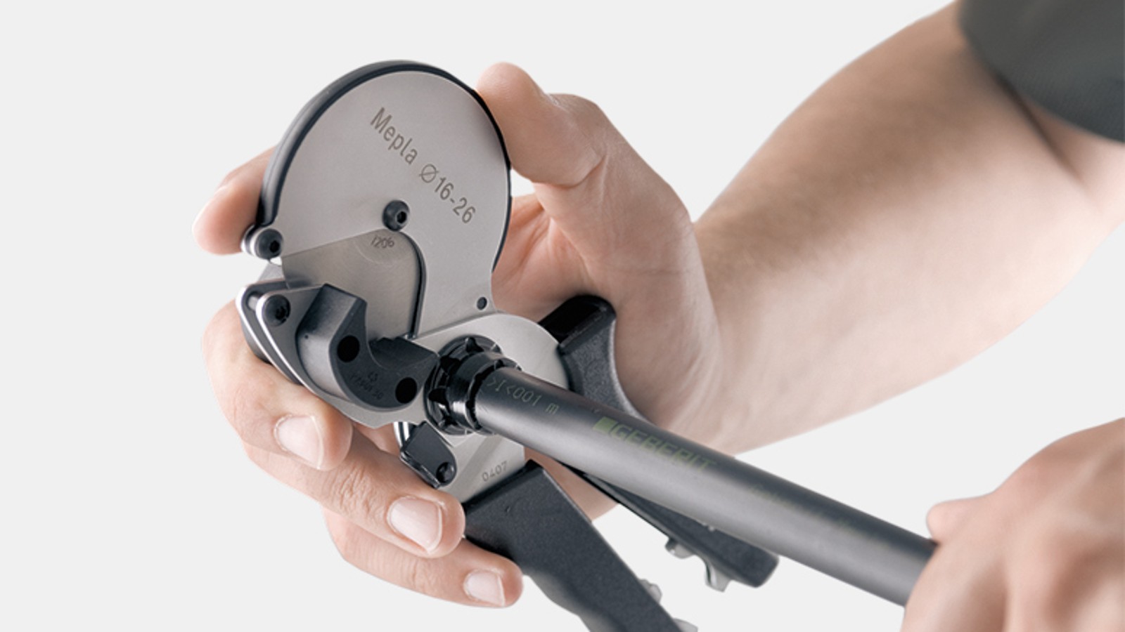 Coupe de tubes à longueur et ébavurage avec un seul outil