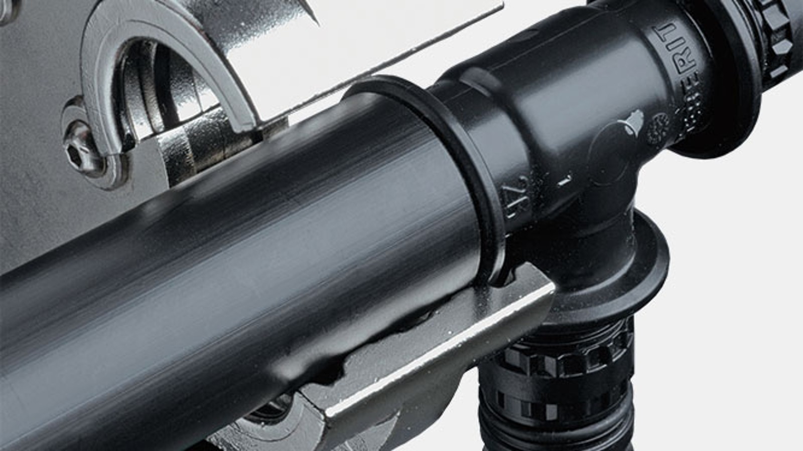 Le guide de la mâchoire de sertissage permet d'éviter les erreurs de positionnement avec Geberit Mepla Le guide de la mâchoire de sertissage permet d'éviter les erreurs de positionnement avec Geberit Mepla