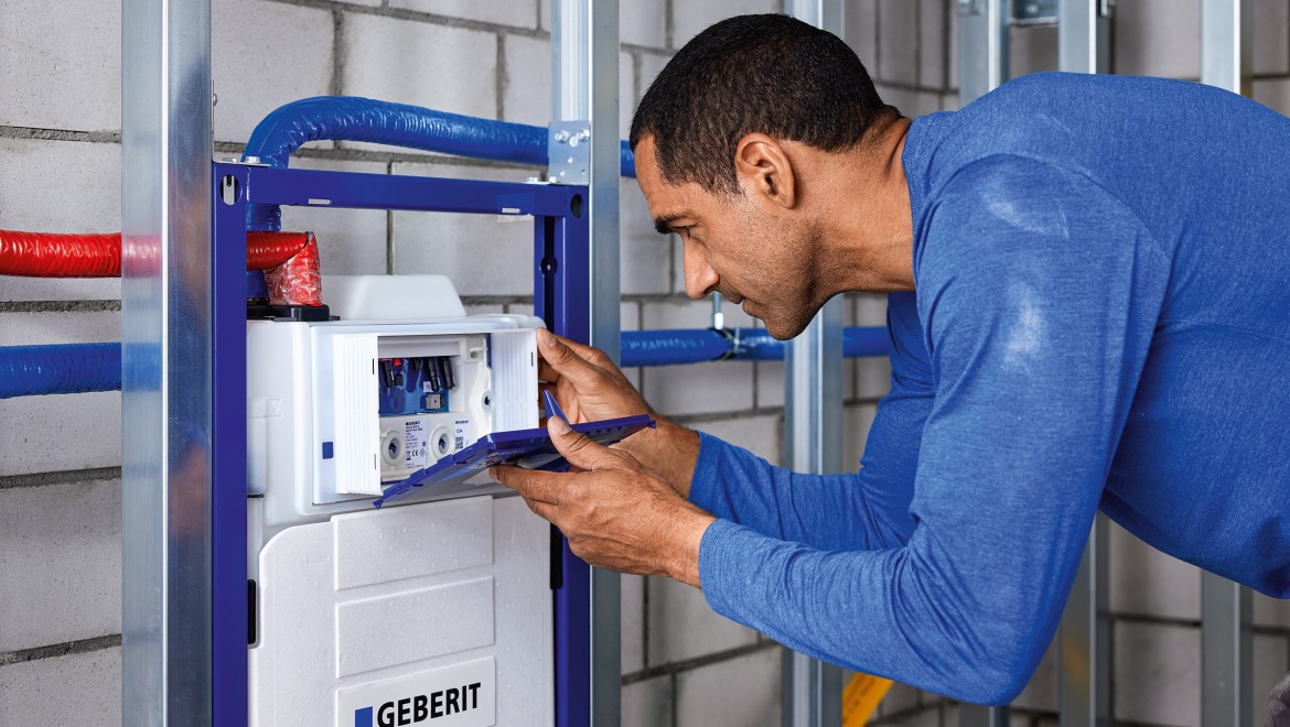 Homme installant le système d'hygiène Geberit Homme installant le système d'hygiène Geberit