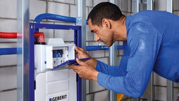 Un réservoir à encastrer Geberit avec rinçage forcé hygiénique HS30 installé dans le système Geberit Duofix (© Geberit) Un réservoir à encastrer Geberit avec rinçage forcé hygiénique HS30 installé dans le système Geberit Duofix (© Geberit)