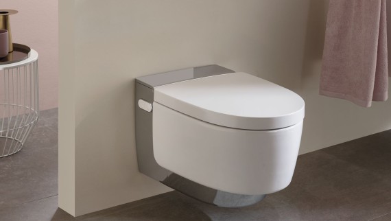 WC lavant Geberit AquaClean Maïra Comfort dans une salle de bain de couleur claire WC lavant Geberit AquaClean Maïra Comfort dans une salle de bain de couleur claire