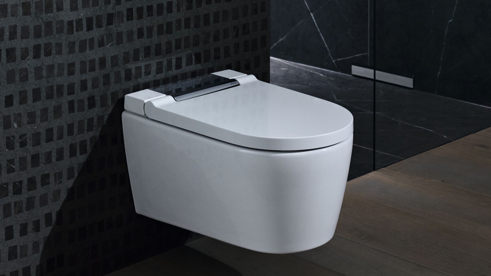 WC lavant Geberit AquaClean Sela chrome brillant dans une salle de bain noire