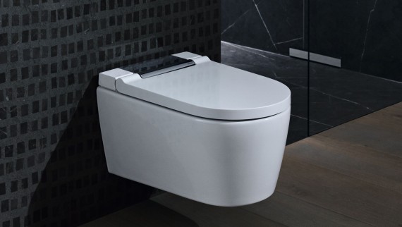 WC lavant Geberit AquaClean Sela chrome brillant dans une salle de bain noire WC lavant Geberit AquaClean Sela chrome brillant dans une salle de bain noire