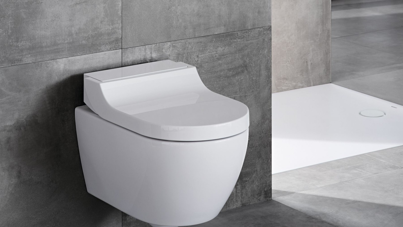 WC lavant Geberit AquaClean Tuma Classic dans une salle de bain grise