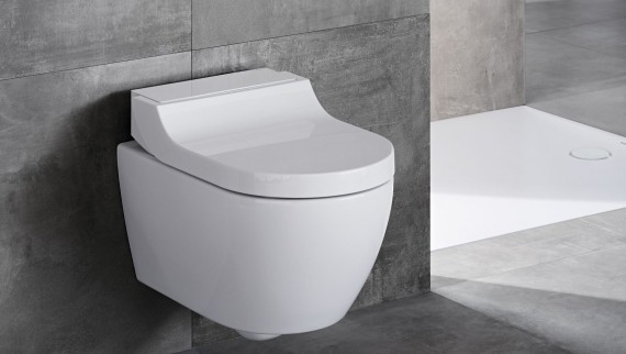 WC lavant Geberit AquaClean Tuma Classic dans une salle de bain grise WC lavant Geberit AquaClean Tuma Classic dans une salle de bain grise