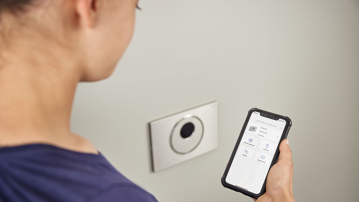 Réglage de la commande de la chasse d'eau du WC via l'application Geberit Control.