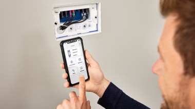 Réglage de l'unité de rinçage hygiénique Geberit HS30 dans le réservoir de chasse encastré via l'application Geberit Control.