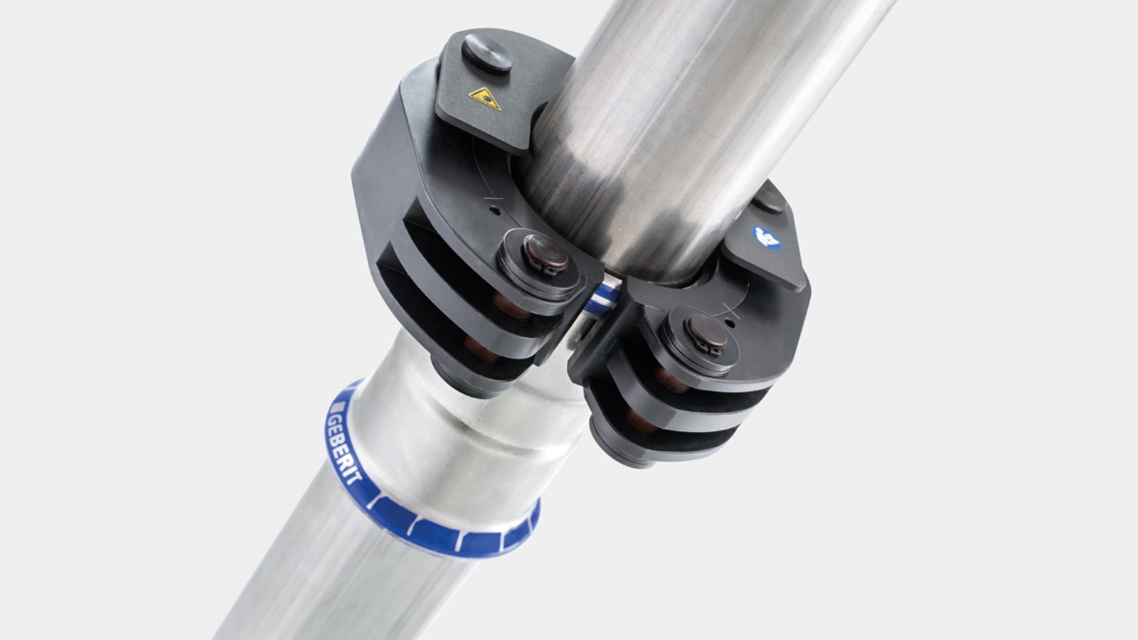 La chaîne de sertissage Geberit est fixée au raccord Geberit Mapress à l'aide d'un mécanisme à enclenchement rapide La chaîne de sertissage Geberit est fixée au raccord Geberit Mapress à l'aide d'un mécanisme à enclenchement rapide