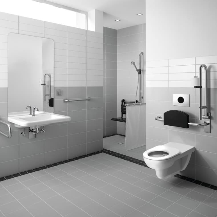 Salle de bain Geberit Renova Comfort avec WC, lavabo et baignoire Salle de bain Geberit Renova Comfort avec WC, lavabo et baignoire