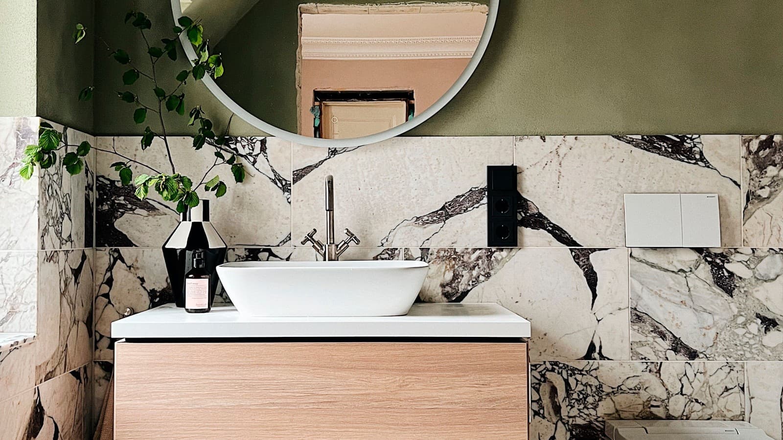 Salle de bain d'hôtel avec vasque Geberit ONE et WC lavant Geberit AquaClean Salle de bain d'hôtel avec vasque Geberit ONE et WC lavant Geberit AquaClean