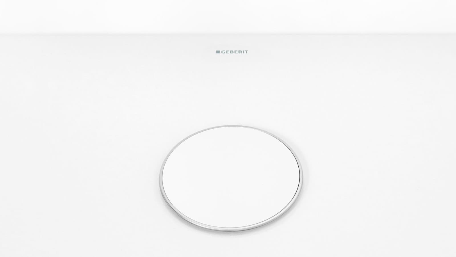 Cache-bonde en blanc avec bord chromé discret Cache-bonde en blanc avec bord chromé discret