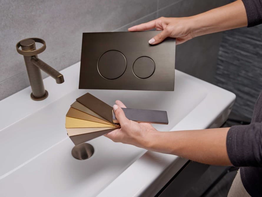Geberit Sigma40, assorti au robinet de lavabo, finition bronze patiné