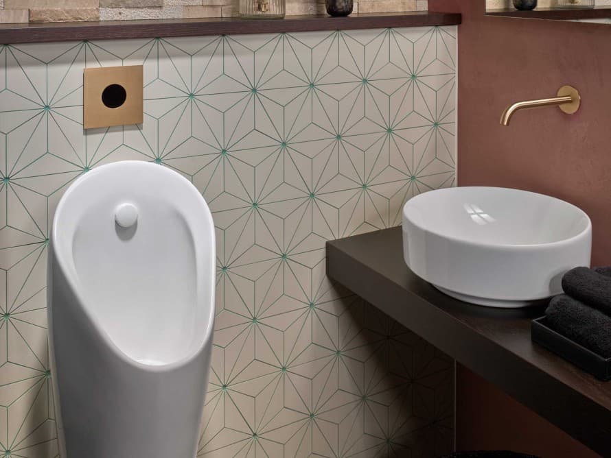 La plaque de recouvrement pour urinoir de type 40, dotée d'un système de chasse d'eau sans contact, s'harmonise avec les robinets de lavabo des plus grands fabricants et apporte une touche d'élégance