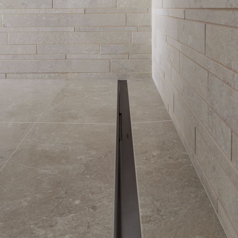 L'eau s'écoule par un élégant profilé en acier inoxydable. L'eau s'écoule par un élégant profilé en acier inoxydable.