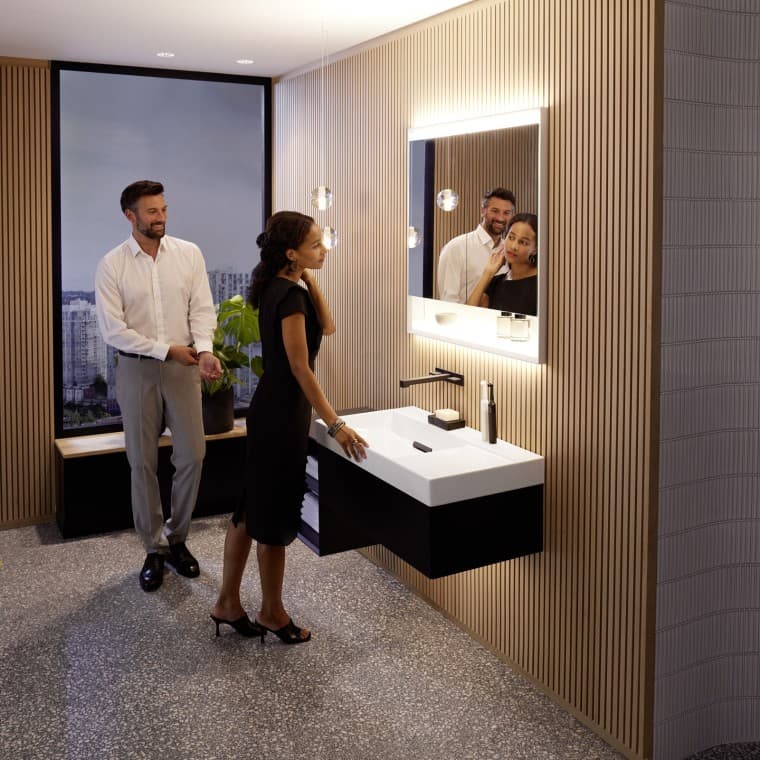 Homme et femme dans la salle de bains de la série Geberit ONE Homme et femme dans la salle de bains de la série Geberit ONE