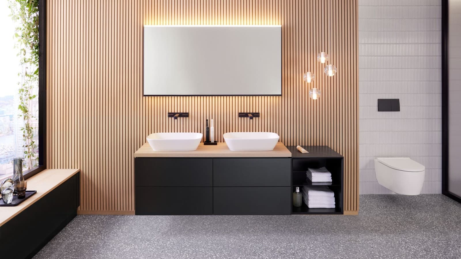 Geberit ONE combiné avec un Geberit Option Plus de 135 cm en noir mat. (© Geberit) Geberit ONE combiné avec un Geberit Option Plus de 135 cm en noir mat. (© Geberit)