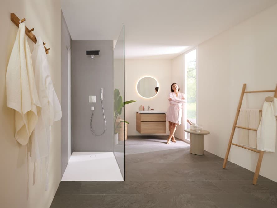 Une femme dans une salle de bains avec une douche Une femme dans une salle de bains avec une douche