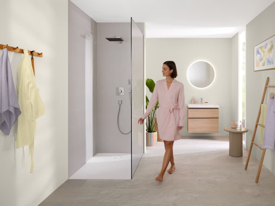 Femme dans une salle de bain lumineuse Femme dans une salle de bain lumineuse