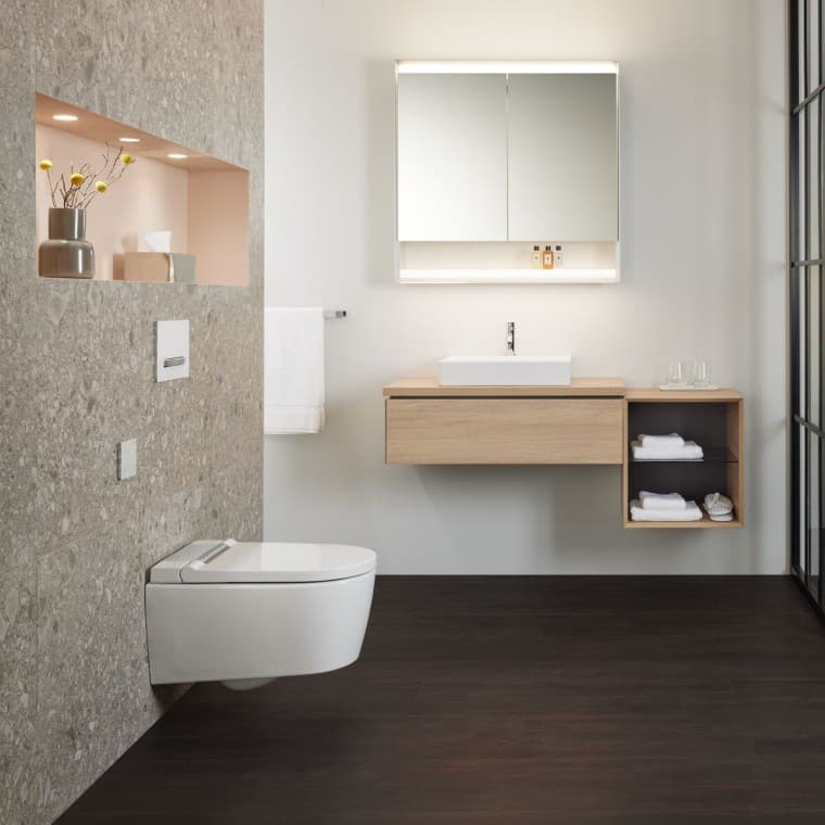 Lavabo Geberit VariForm et Geberit AquaClean Sela avec tableau de commande mural Lavabo Geberit VariForm et Geberit AquaClean Sela avec tableau de commande mural