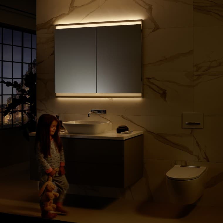 Éclairage d'orientation : une lumière douce qui indique le chemin vers le plan de toilette le soir et facilite le retour au sommeil. Éclairage d'orientation : une lumière douce qui indique le chemin vers le plan de toilette le soir et facilite le retour au sommeil.