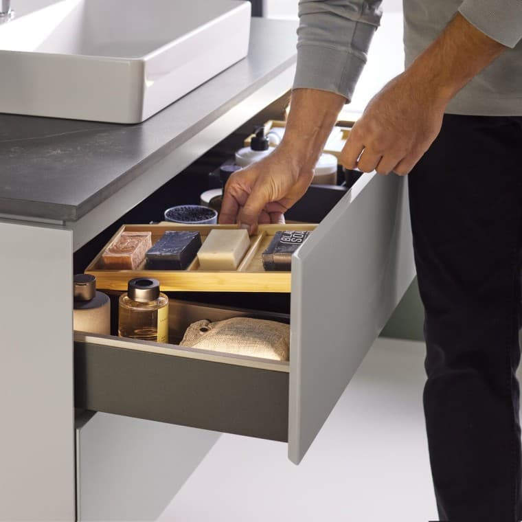 Meuble de salle de bains Geberit ONE avec système de rangement modulaire Meuble de salle de bains Geberit ONE avec système de rangement modulaire