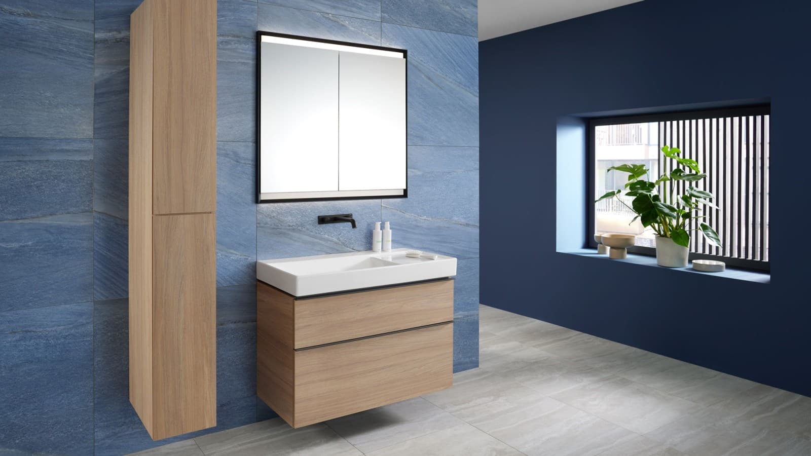 Lavabo Mix & Match Geberit ONE avec meuble sous lavabo Geberit iCon et colonne haute Lavabo Mix & Match Geberit ONE avec meuble sous lavabo Geberit iCon et colonne haute