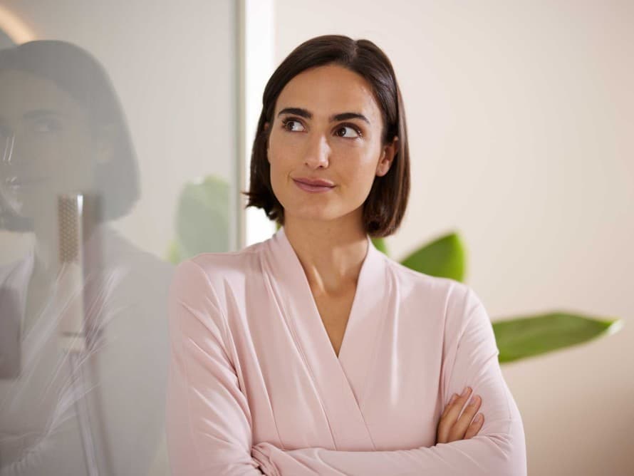 Femme dans une salle de bains Geberit Femme dans une salle de bains Geberit