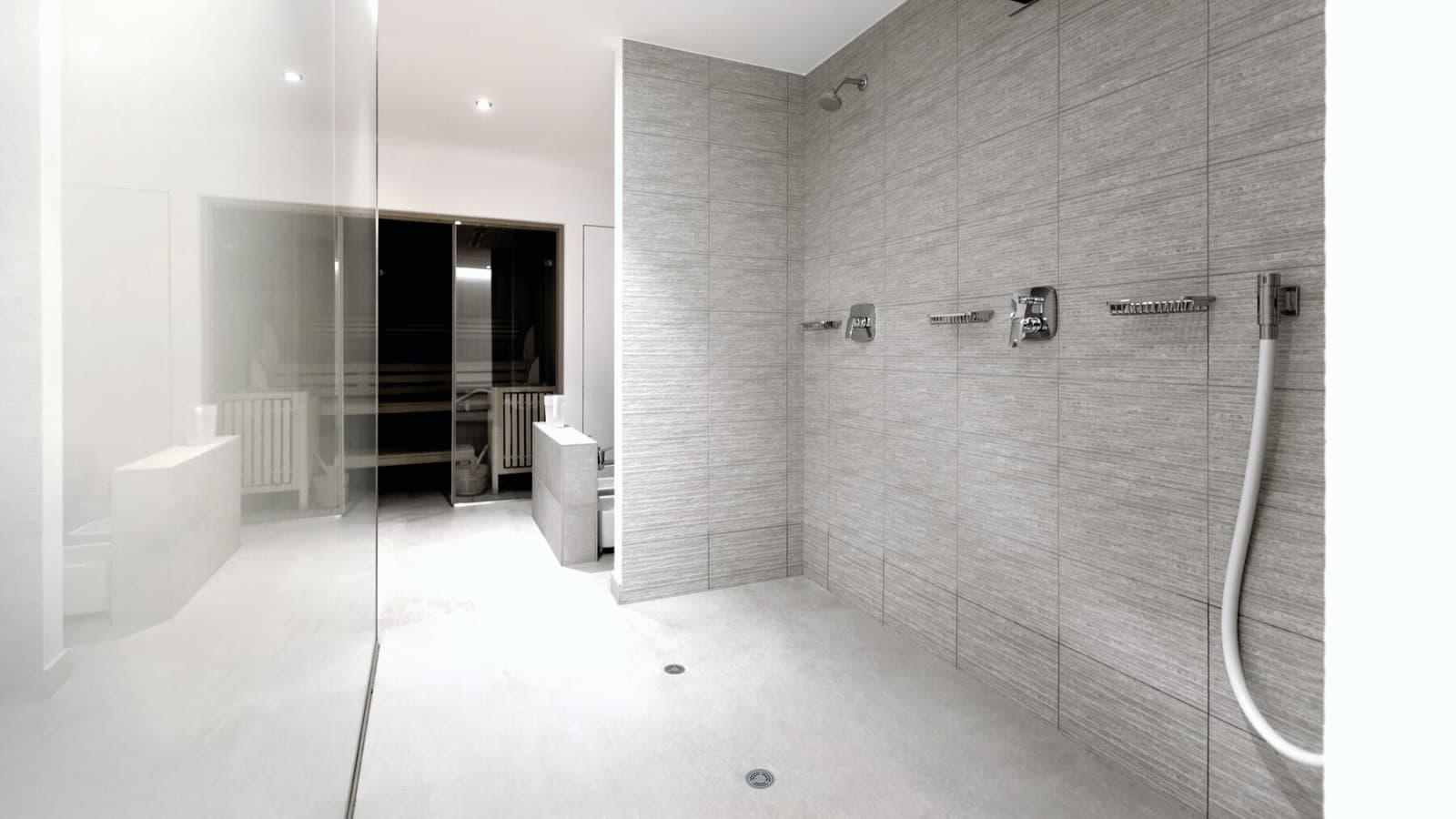 Local sanitaire semi-public avec douche en vinyle (PVC) Geberit avec bonde de sol pour douche de plain-pied Local sanitaire semi-public avec douche en vinyle (PVC) Geberit avec bonde de sol pour douche de plain-pied