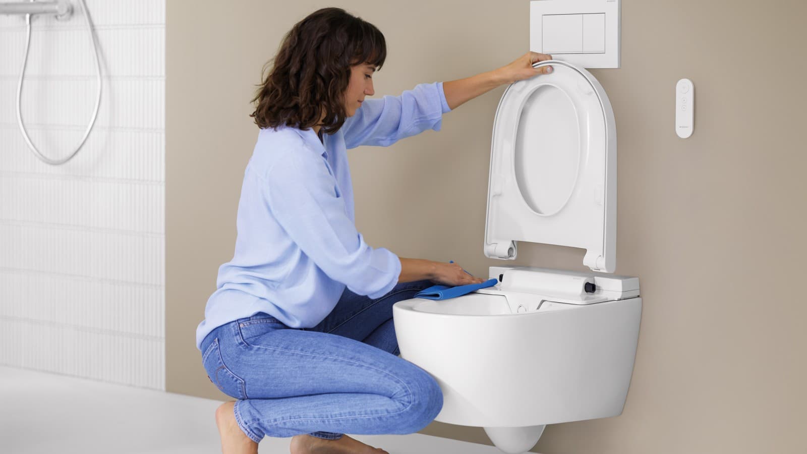 Fonction QuickRelease avec Geberit AquaClean Alba. L'abattant de WC peut être retiré et nettoyé en quelques étapes simples. Fonction QuickRelease avec Geberit AquaClean Alba. L'abattant de WC peut être retiré et nettoyé en quelques étapes simples.