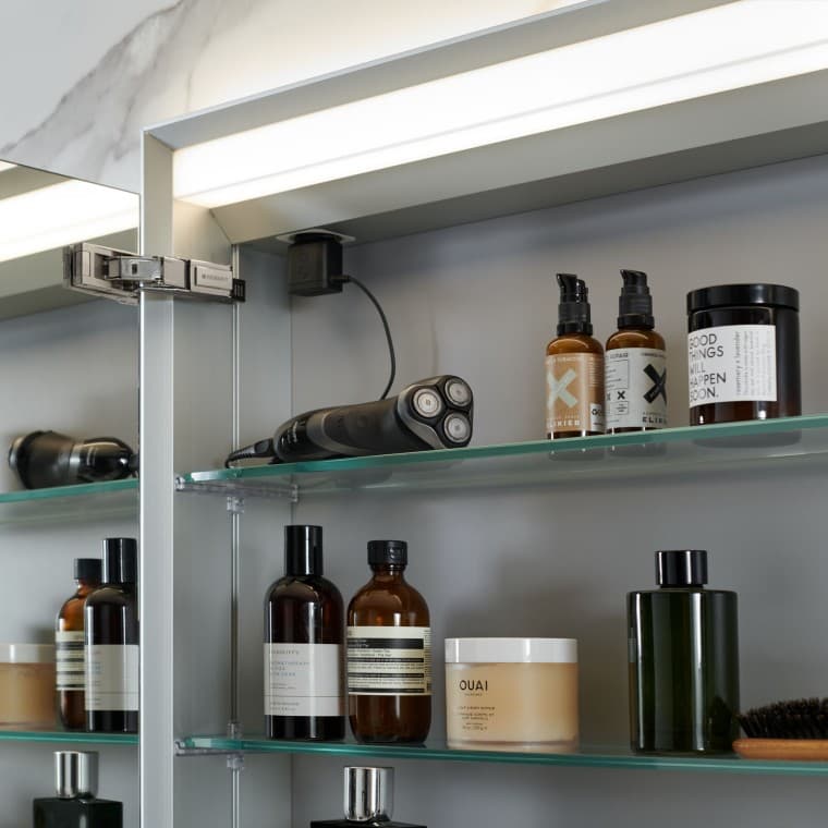 Armoire de toilette Geberit ONE ouverte avec ComfortLight Armoire de toilette Geberit ONE ouverte avec ComfortLight