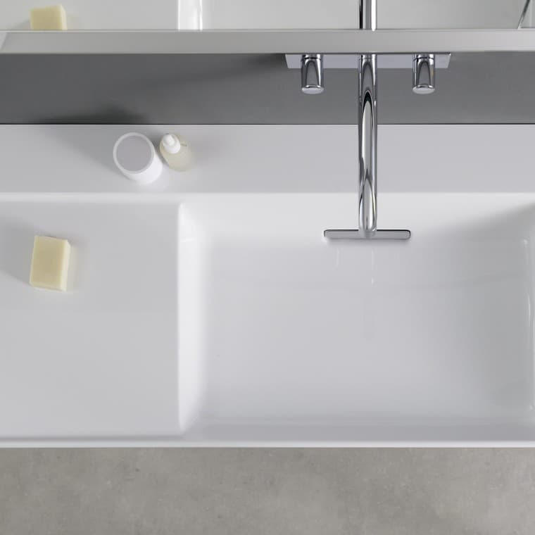 Lavabo Geberit ONE avec plage de dépose latérale asymétrique Lavabo Geberit ONE avec plage de dépose latérale asymétrique