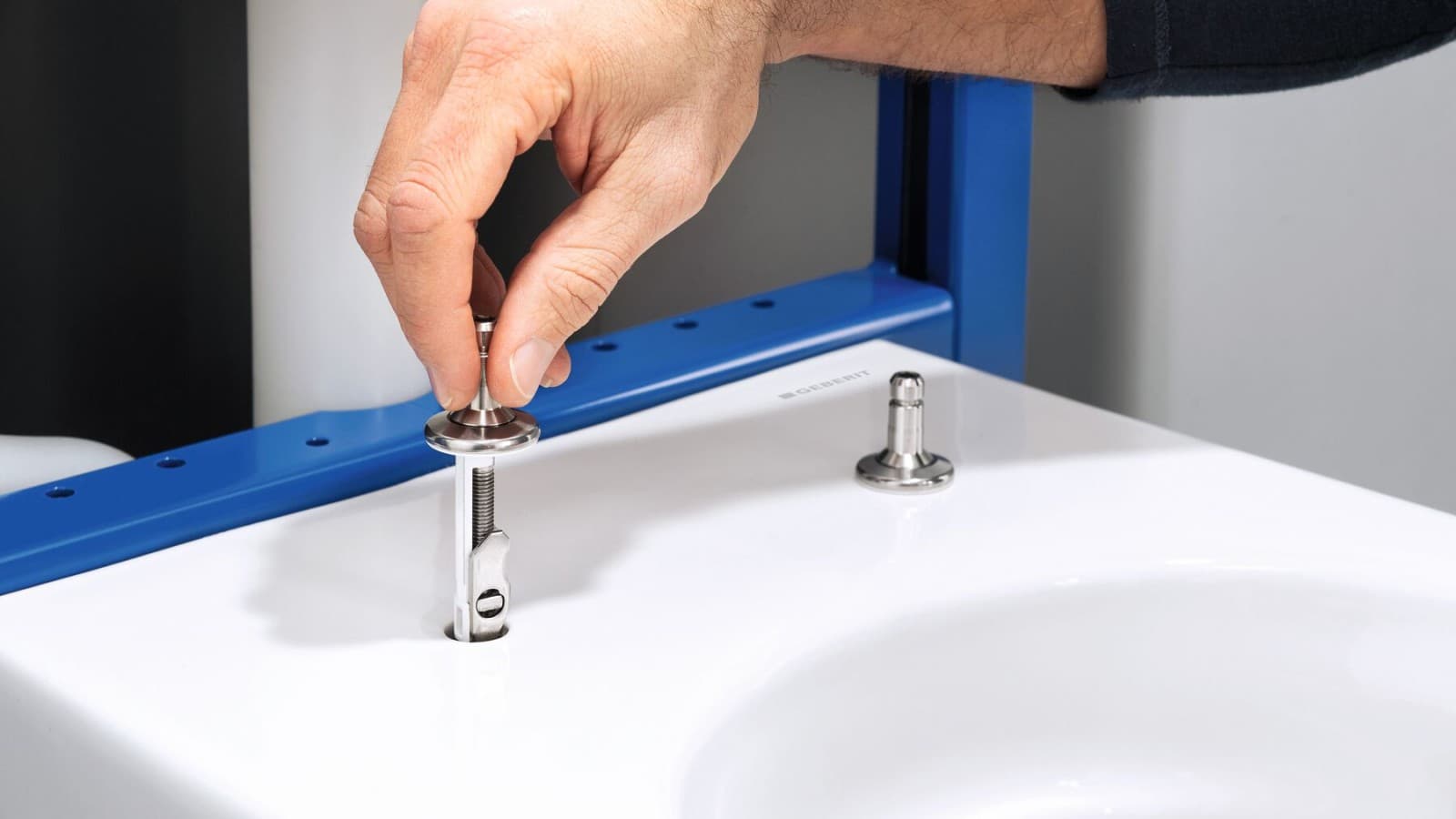 Mise en place des chevilles à bascule sur le WC Mise en place des chevilles à bascule sur le WC