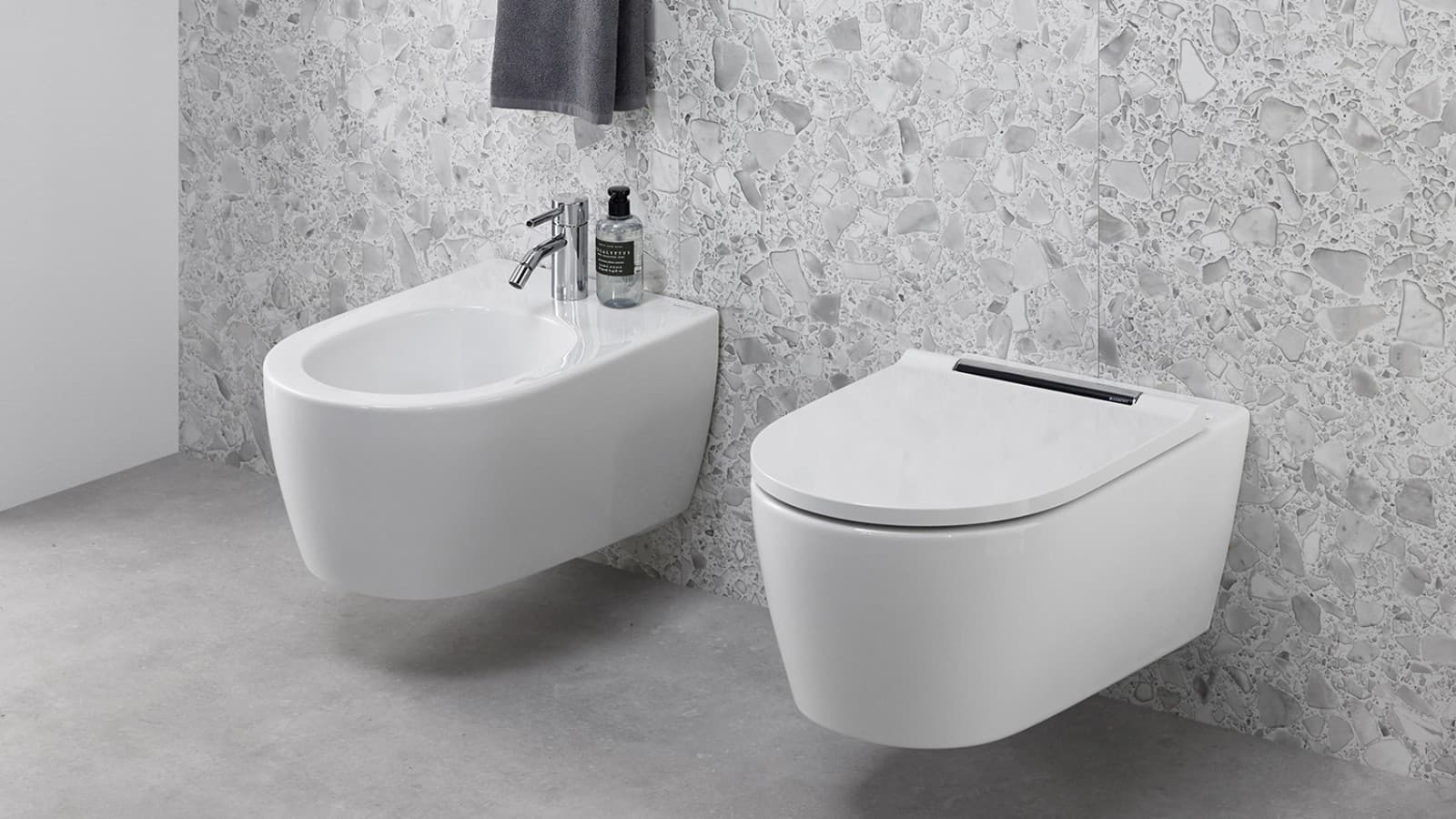 Combinaison d’un bidet Geberit ONE et d’un WC lavant AquaClean Sela Combinaison d’un bidet Geberit ONE et d’un WC lavant AquaClean Sela