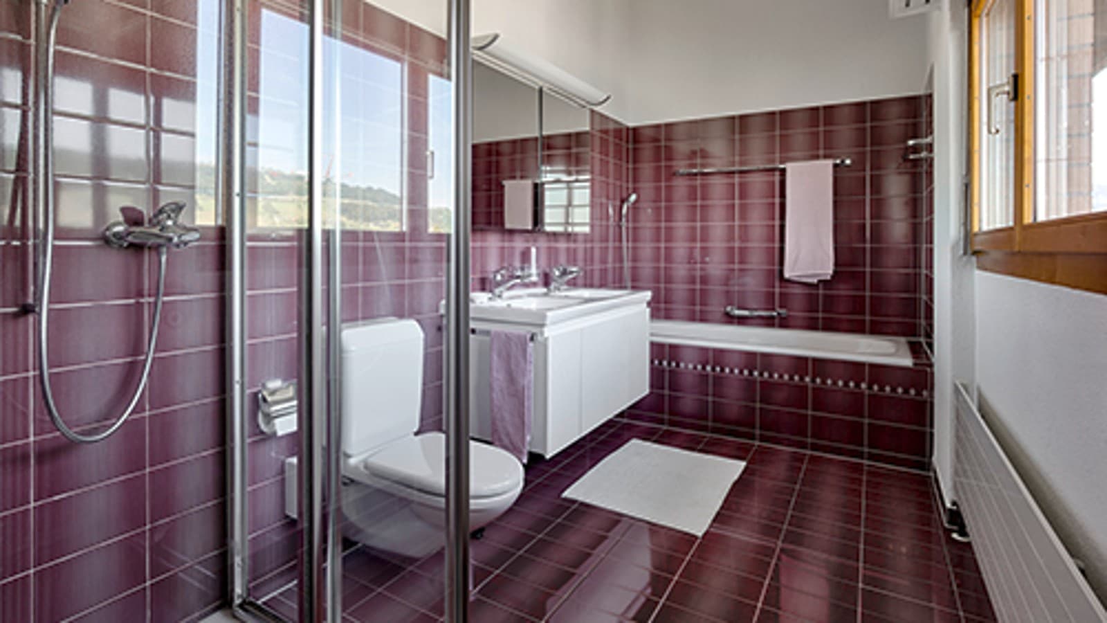 Salle de bains avant rénovation avec carrelage rouge Salle de bains avant rénovation avec carrelage rouge