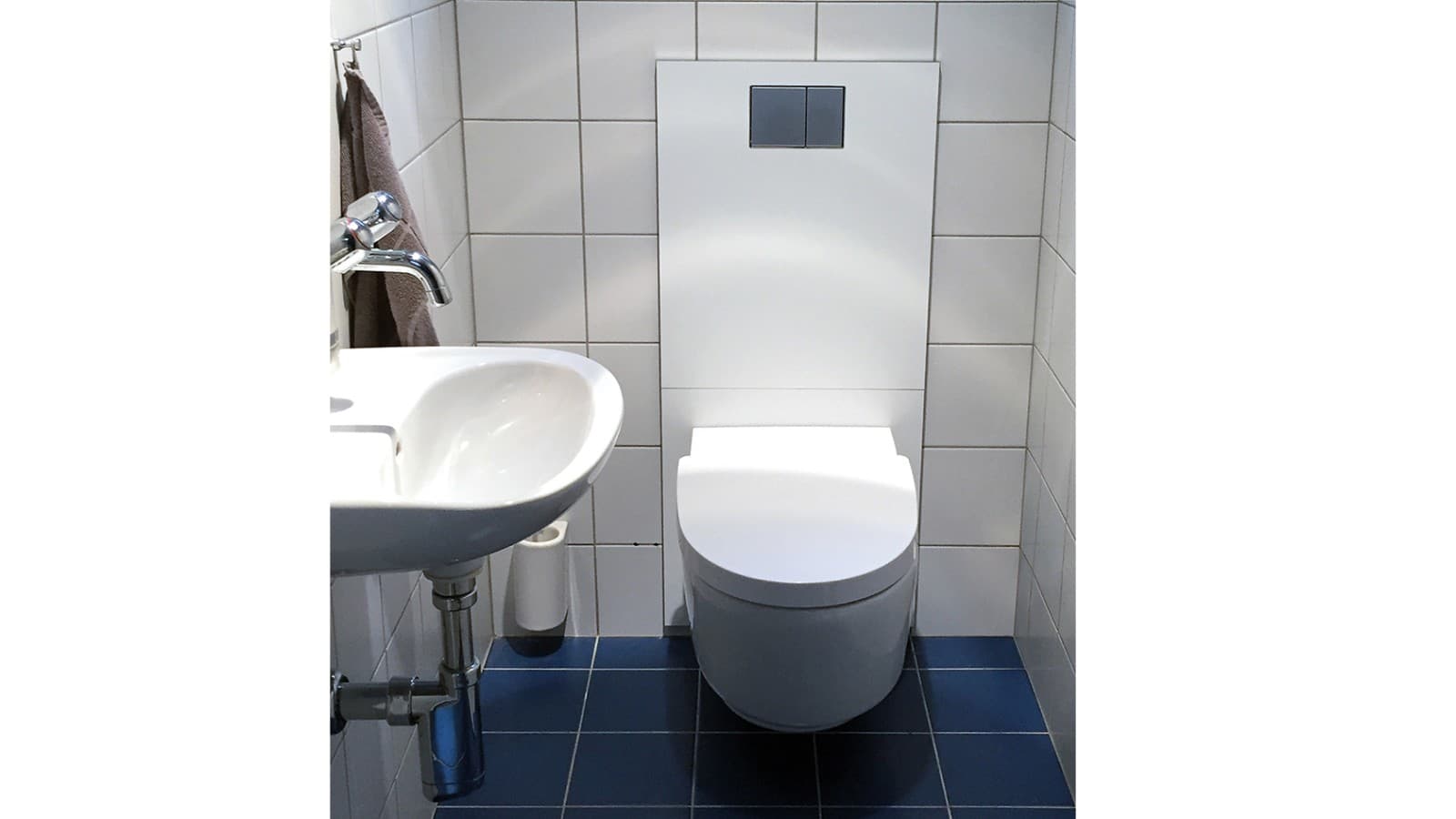 Salle de bains après la rénovation avec plaque design Geberit et WC lavant Geberit AquaClean Salle de bains après la rénovation avec plaque design Geberit et WC lavant Geberit AquaClean