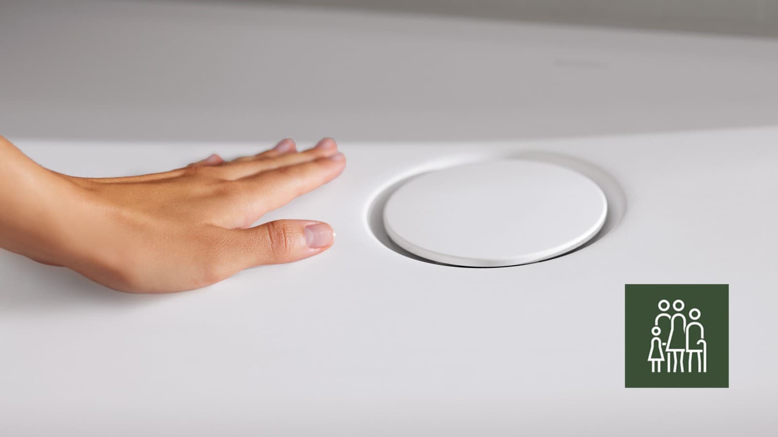 Mains sur le receveur de douche Geberit Olona Mains sur le receveur de douche Geberit Olona