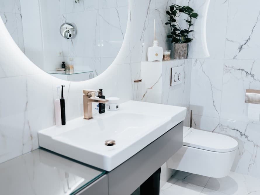 Salle de bains blanche aménagée avec des produits Geberit Salle de bains blanche aménagée avec des produits Geberit