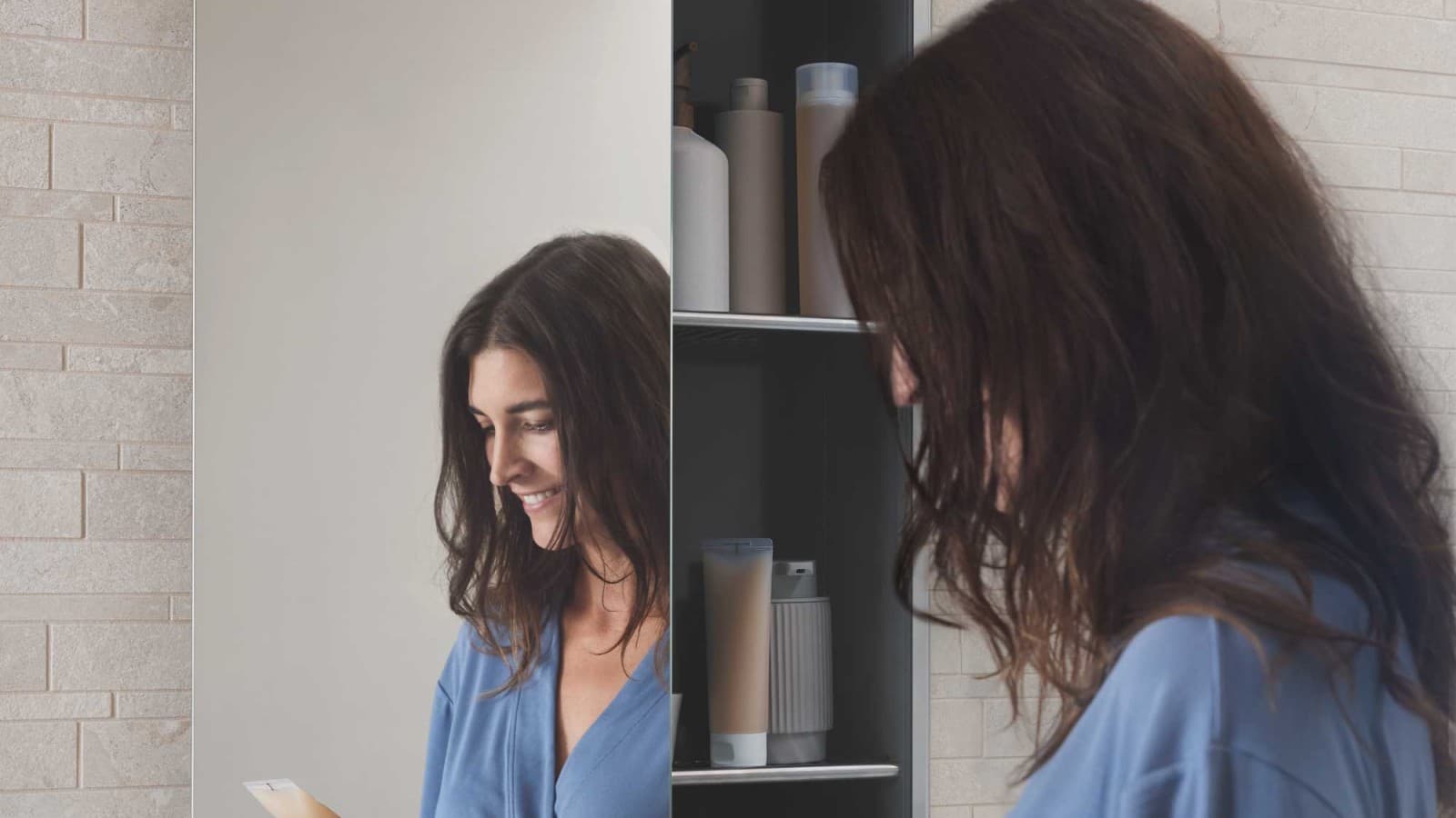 La boîte de rangement encastrable de la ligne Geberit Acanto pour salle de bains crée plus d'espace de rangement dans la salle de bains. La boîte de rangement encastrable de la ligne Geberit Acanto pour salle de bains crée plus d'espace de rangement dans la salle de bains.