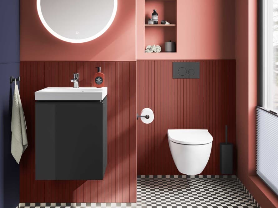 Salle de bains d’invités aux tons terracotta avec la série Geberit Acanto Salle de bains d’invités aux tons terracotta avec la série Geberit Acanto