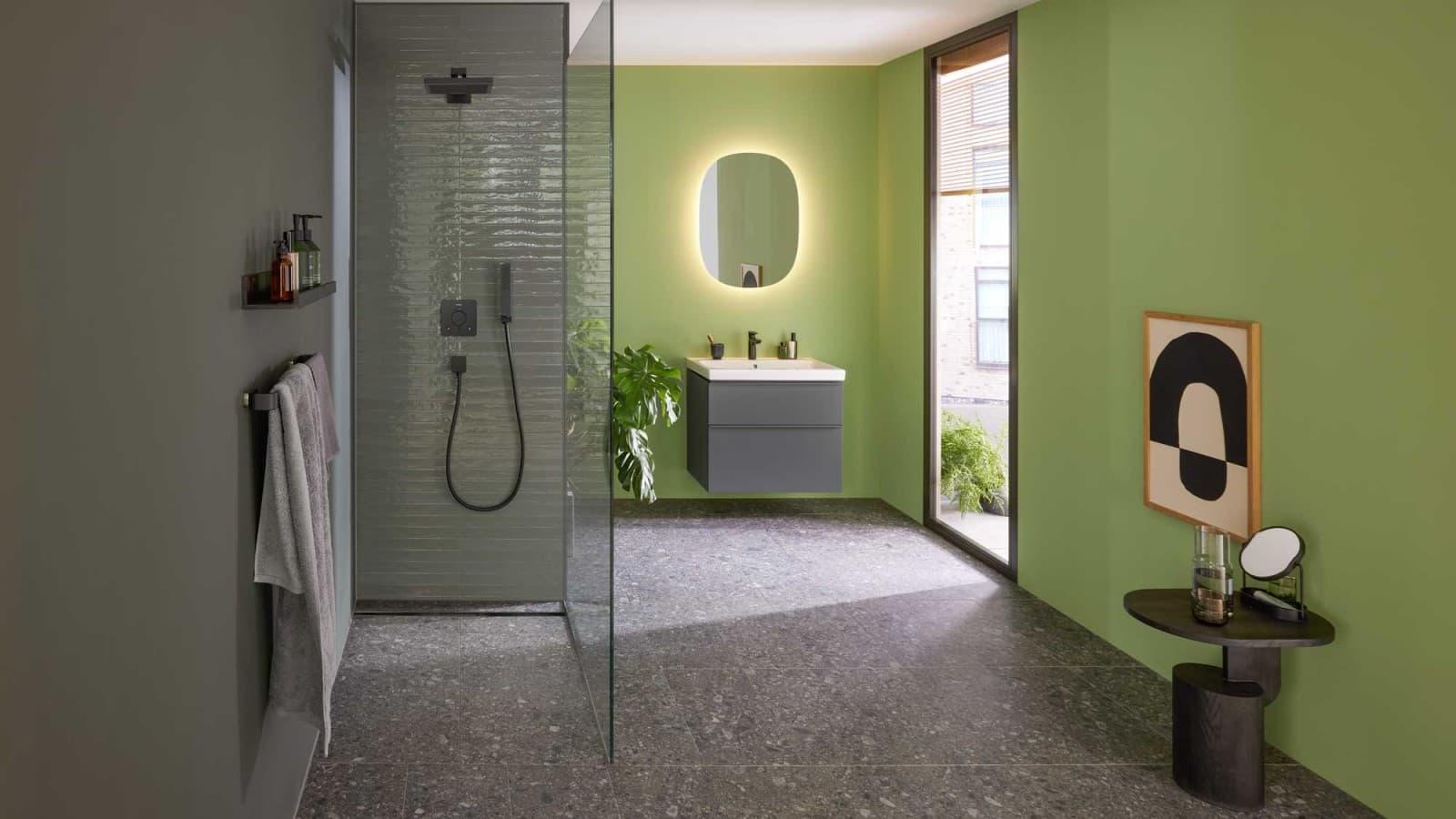 Salle de bains verte avec meubles et céramiques Geberit iCon, canivelle de douche noir Geberit CleanLine30 et miroir ovale Geberit Option Salle de bains verte avec meubles et céramiques Geberit iCon, canivelle de douche noir Geberit CleanLine30 et miroir ovale Geberit Option