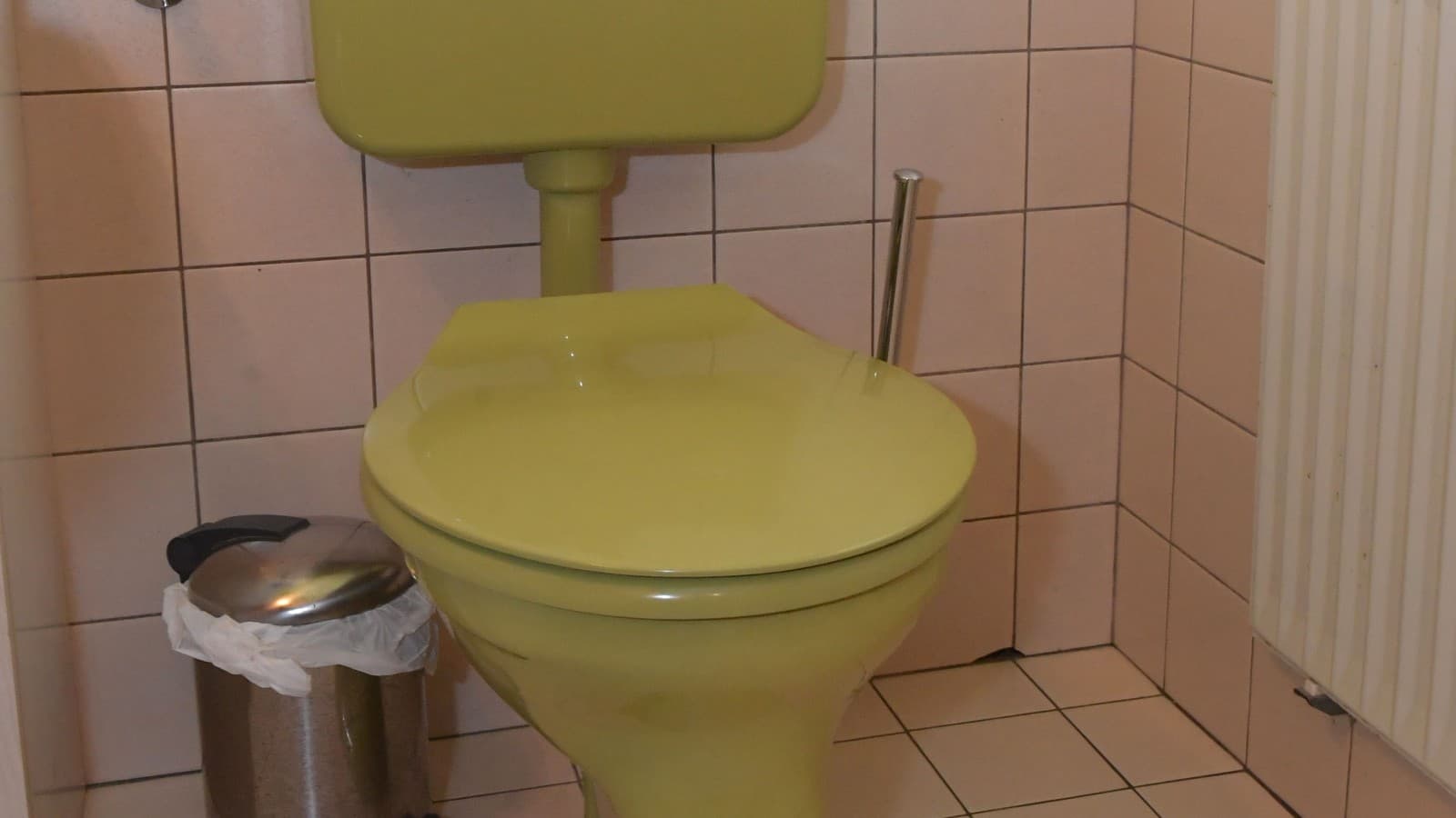 Lʼancien WC avec réservoir apparent dans la salle de bains dʼinvité Lʼancien WC avec réservoir apparent dans la salle de bains dʼinvité