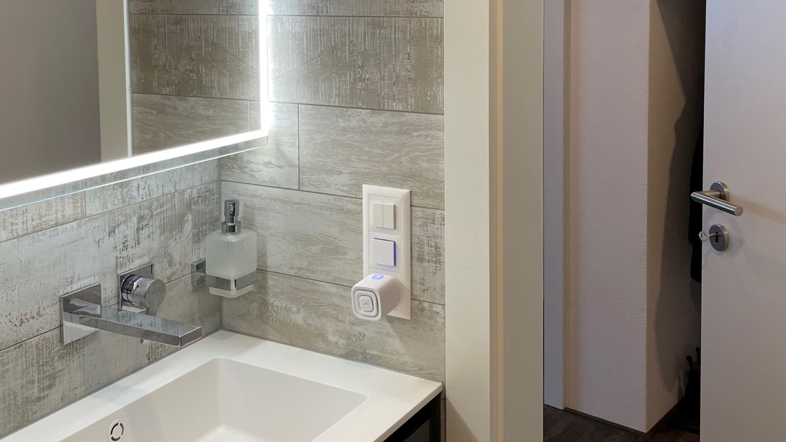 Une porte ouvrant vers l’extérieur fait gagner de la place dans la salle de bains Une porte ouvrant vers l’extérieur fait gagner de la place dans la salle de bains