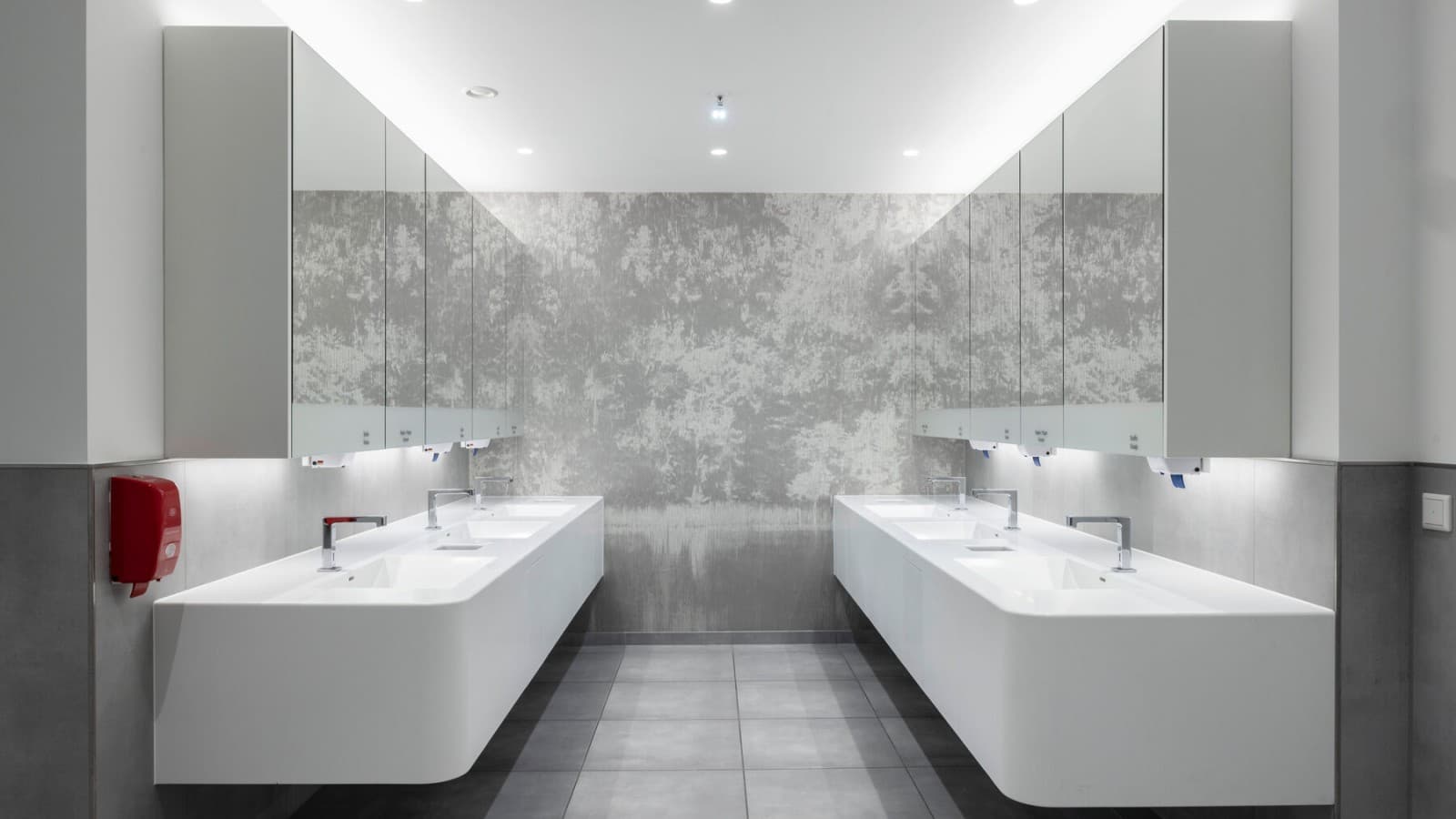 La commande de la robinetterie sur gorge Geberit Brenta est alimentée en électricité directement par la passerelle Geberit Gateway via le câble GEBUS. La commande de la robinetterie sur gorge Geberit Brenta est alimentée en électricité directement par la passerelle Geberit Gateway via le câble GEBUS.